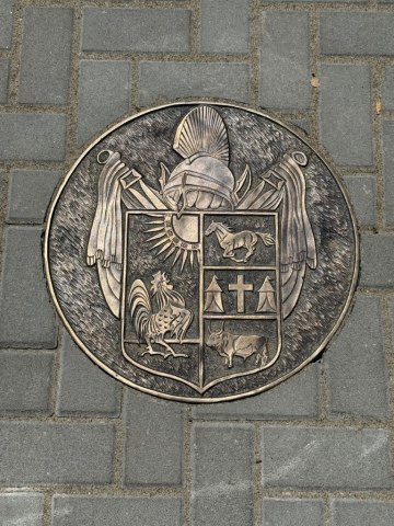 Village coat of arms Sitting bronze Sitting Szabadság square