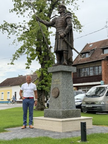 Prince Árpád 5/4 statue bronze granite Sitting Szabadság square