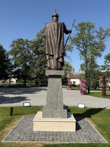 Prince Árpád 5/4 statue bronze granite Sitting Szabadság square