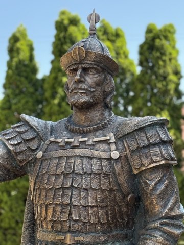 Prince Árpád 5/4 statue bronze granite Sitting Szabadság square