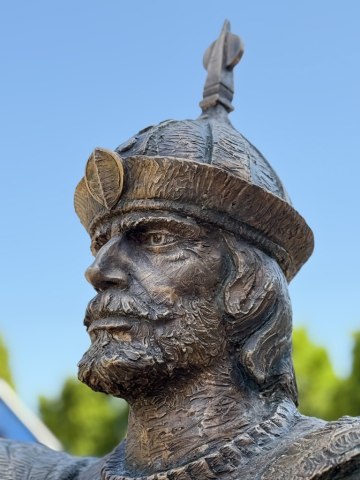 Prince Árpád 5/4 statue bronze granite Sitting Szabadság square
