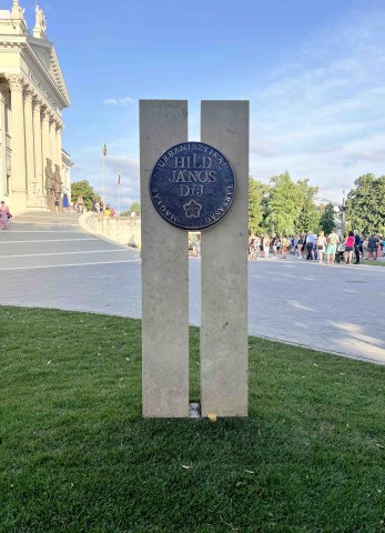 Hild J. díj emlékmű, Szeged Móra park, bronz , mészkő