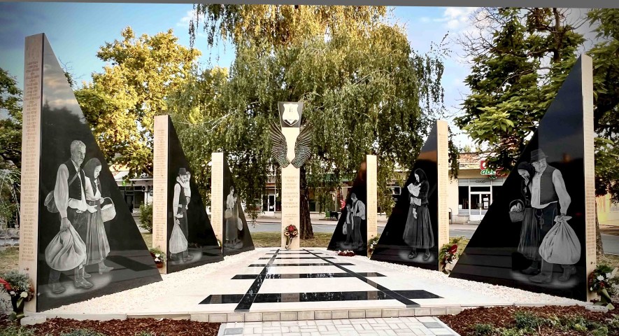 Hajós város Kitelepítési emlékműve bronz mészkő, gránit