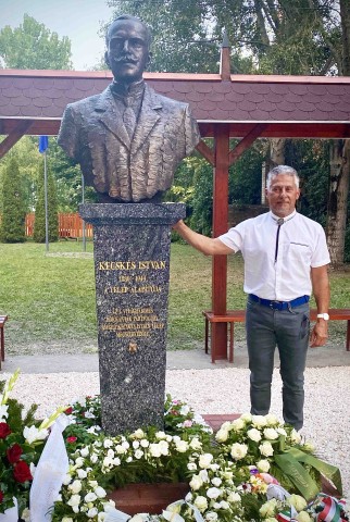 Kecskés István félalakos bronzszobor Szeged- Kecskés telep