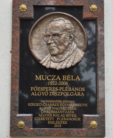 Mucza Béla főesperes domborműves emléktábla bronz, gránit, Algyő