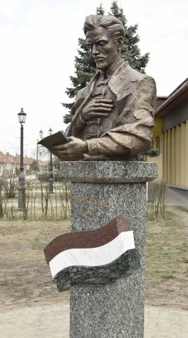 Petőfi Sándor félalakos bronzszobor Bordány