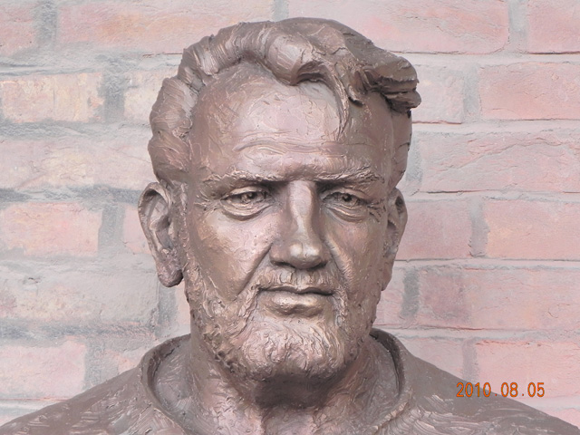 Gregor József Brüste Bronzestatue