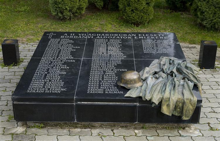 II. világháborús emlékmű , bronz, gránit ( Bordány)