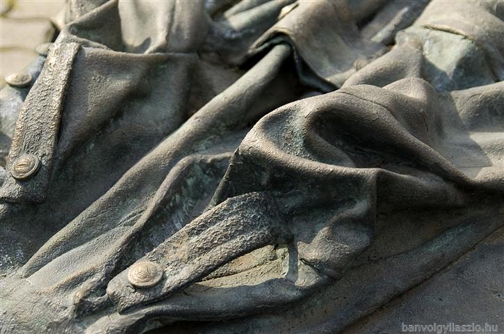 Denkmal vom zweien Weltkrieg ,bronze,kalk granit ,Bordány