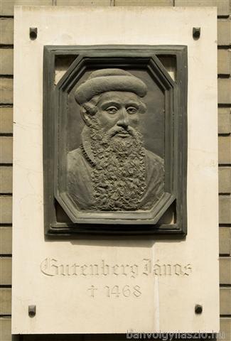 Gutenberg János bronzdombormű Szeged