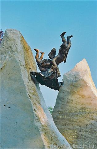 I.és II. világháborús emlékmű bronz mészkő (Nagyér)