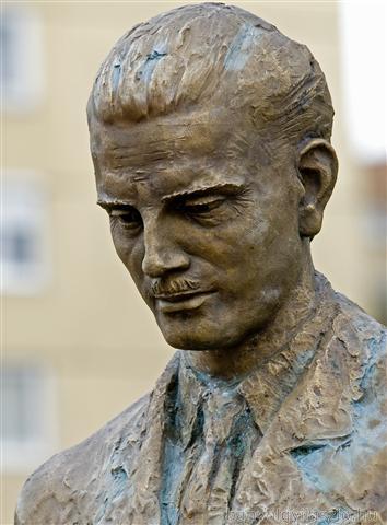 Pálfy-Budinszky Endre bronze statue