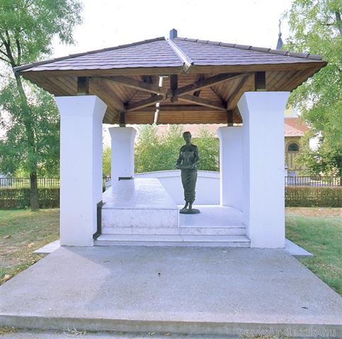 Споменик II. Светског рата Закањсек, са архитектом Паланкаи Тибором
