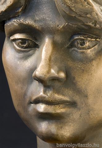 Leány türkizzel bronzportré