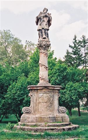 Nepomuki Heiliger János,Statue Hajós
