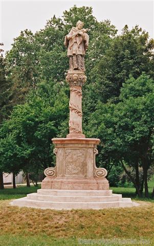 nepomuki Heiliger János, statue Hajós